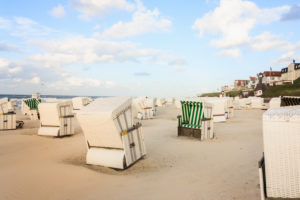 Strandkörbe unterhalb der Promenade auf der Insel Wangerooge, Strandkörbe unterhalb der Promenade auf der Insel Wangerooge,
